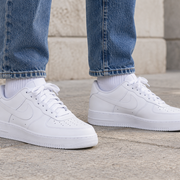 Nike Air Force 1 Low Triple White portée — vue entière