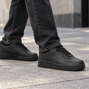 Nike Air Force 1 Low Triple Black — porte