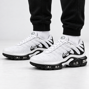 [color:Blanc / noir] Nike Air Max Plus TN | Porté
