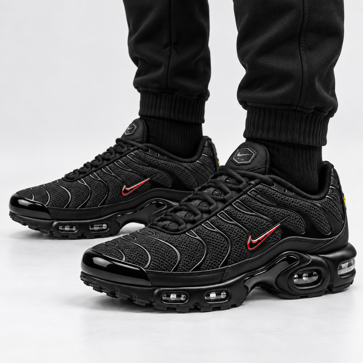 [color:Noir / Swoosh rouge] Nike Air Max Plus TN | Porté