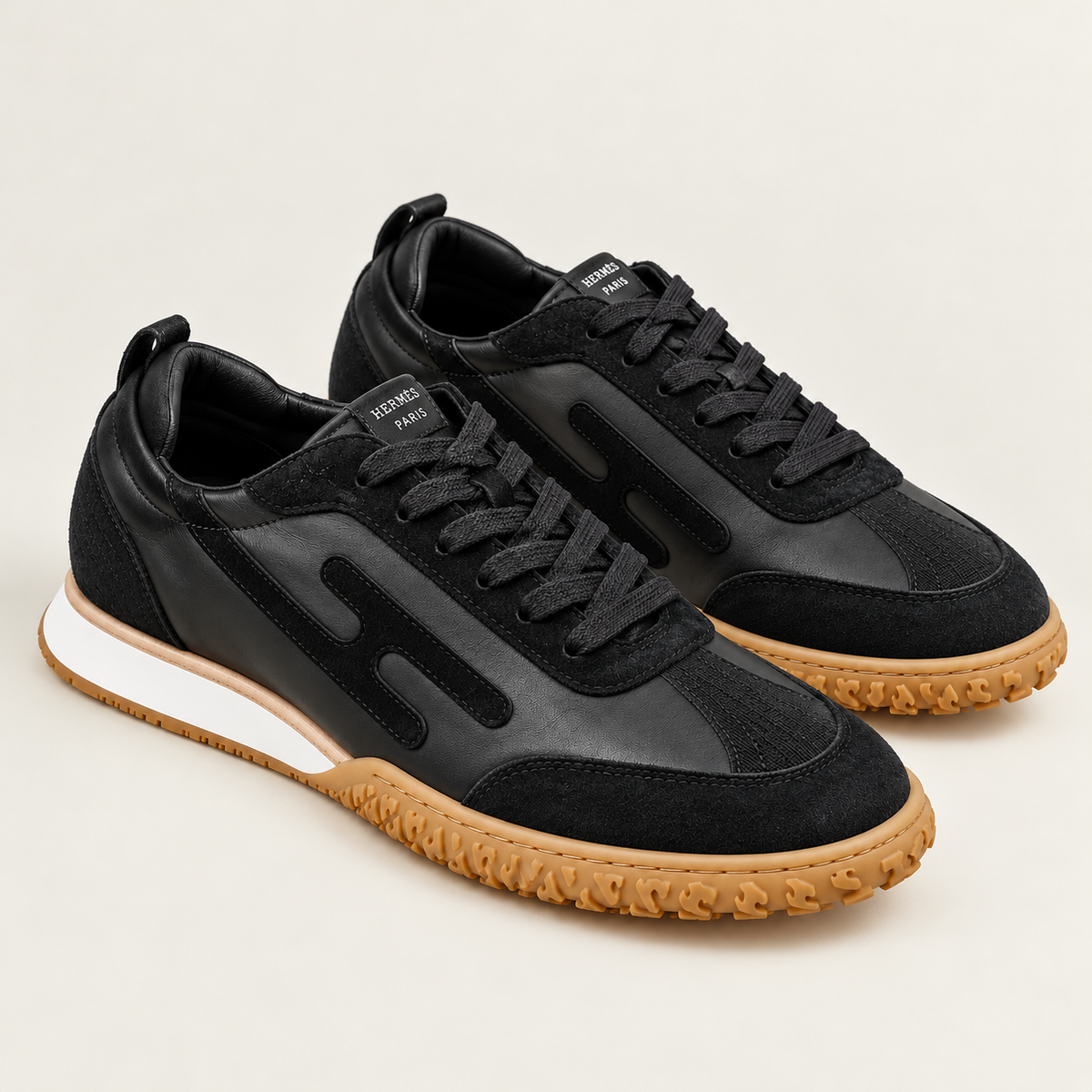 [color:Noir / Écru] Hermès Jet Noir / Écru — 3/4 avant