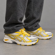 [color:Argent-jaune — lacets jaunes] ASICS GT-2160 | Porté