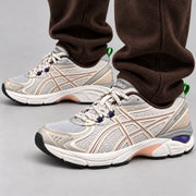 [color:Crème-gris-marron] ASICS GT-2160 | Porté