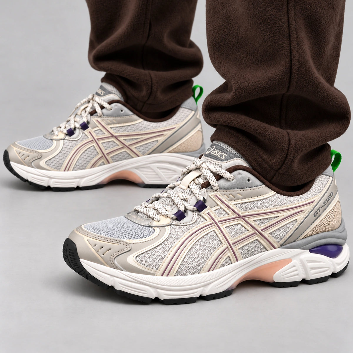 [color:Crème-gris-marron] ASICS GT-2160 | Porté
