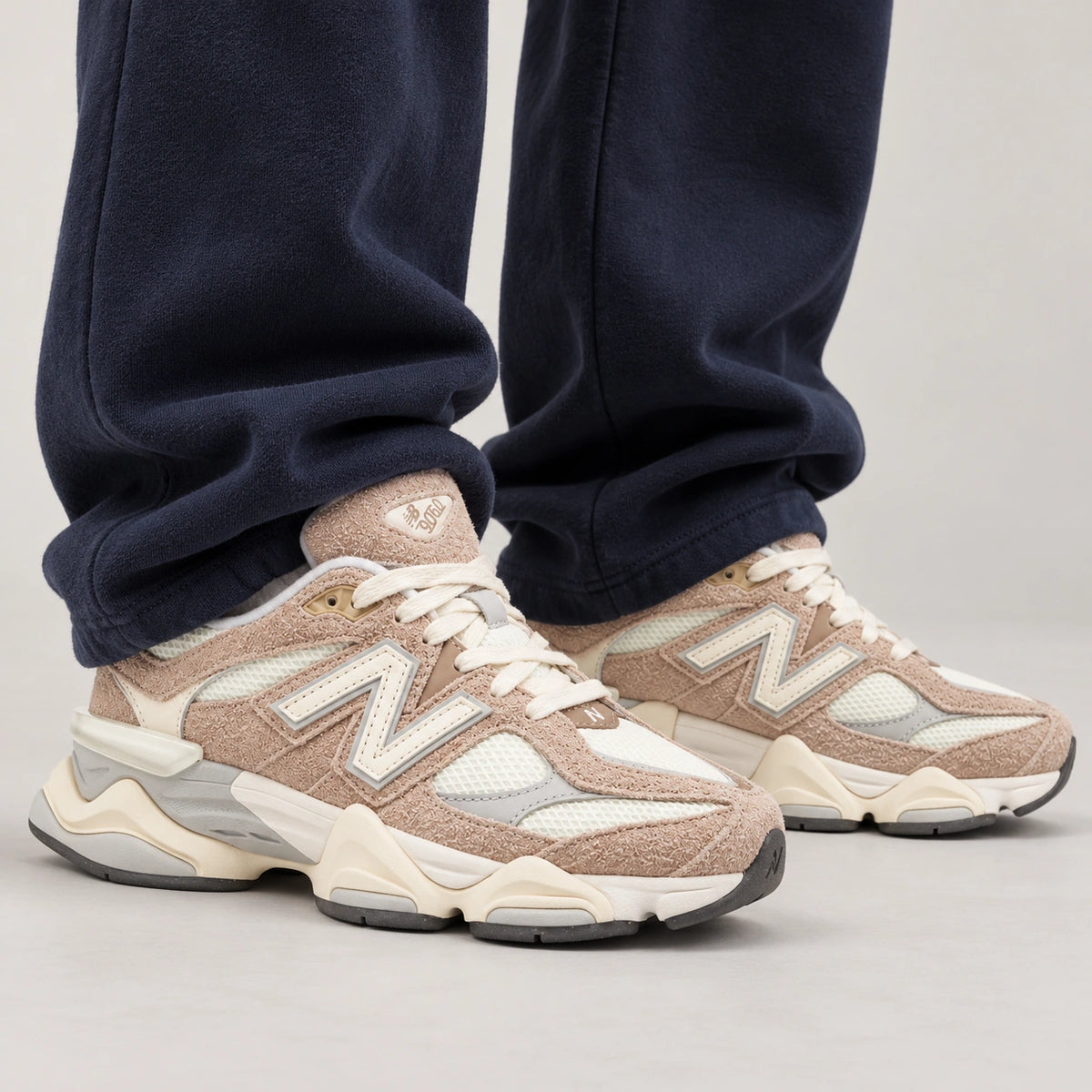 [color:Beige-crème-gris] NB 9060 | Porté
