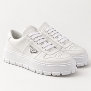 [color:Blanc intégral] Prada — Sneakers à semelle épaisse | 3/4 avant