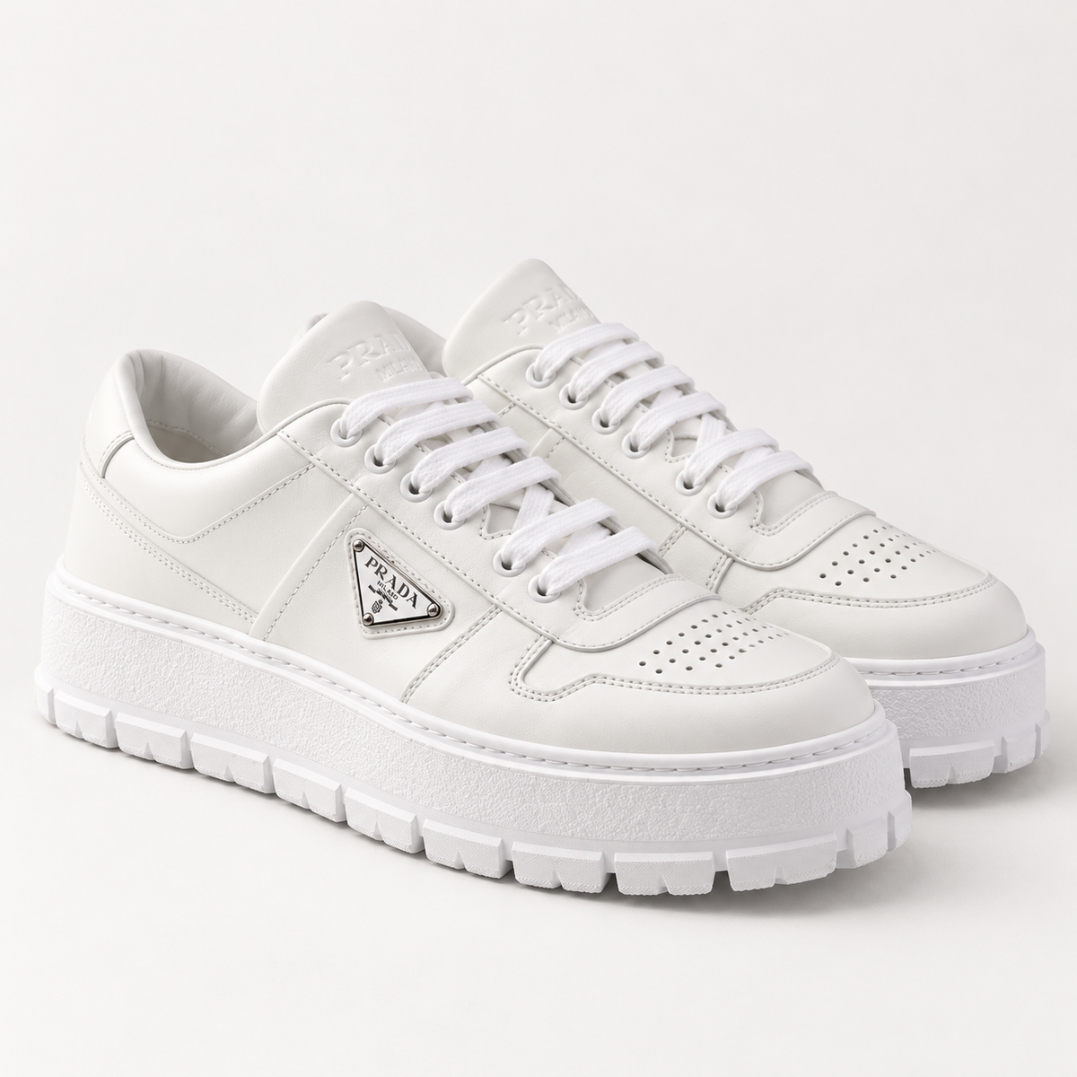[color:Blanc intégral] Prada — Sneakers à semelle épaisse | 3/4 avant