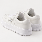 [color:Blanc intégral] Prada — Sneakers à semelle épaisse | 3/4 arrière