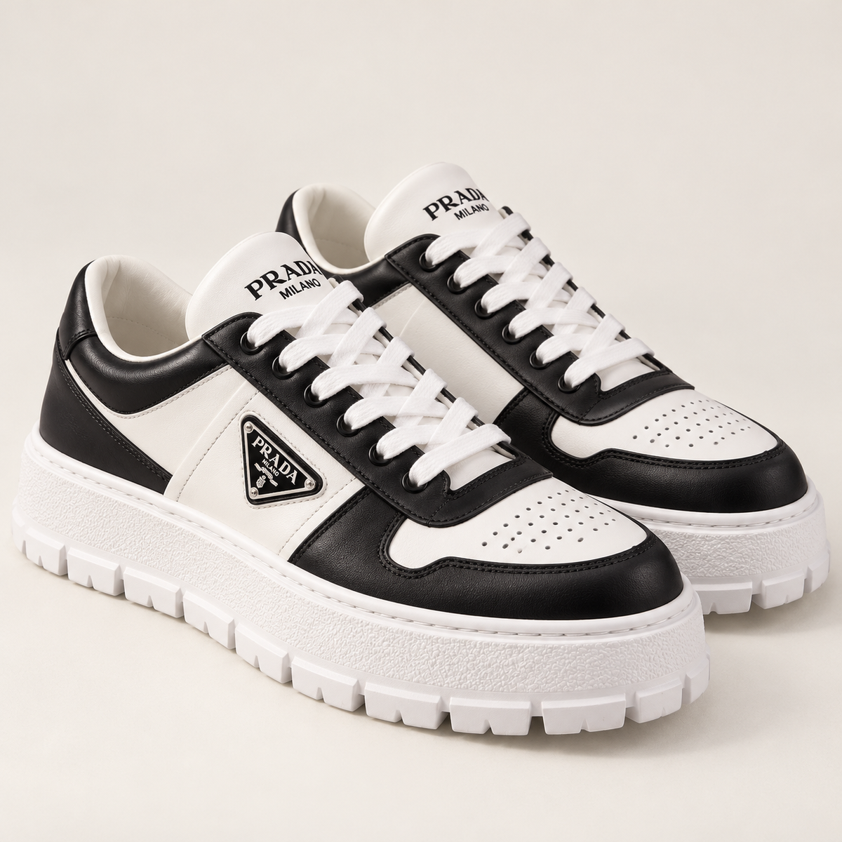[color:Noir et blanc] Prada — Sneakers à semelle épaisse | 3/4 avant