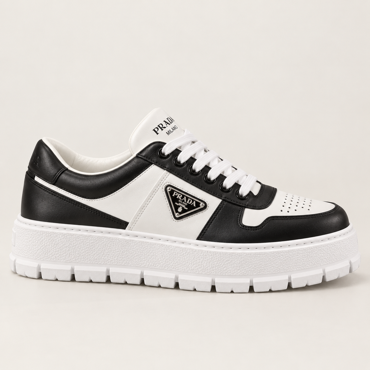 [color:Noir et blanc] Prada — Sneakers à semelle épaisse | Profil extérieur