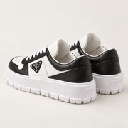 [color:Noir et blanc] Prada — Sneakers à semelle épaisse | 3/4 arrière