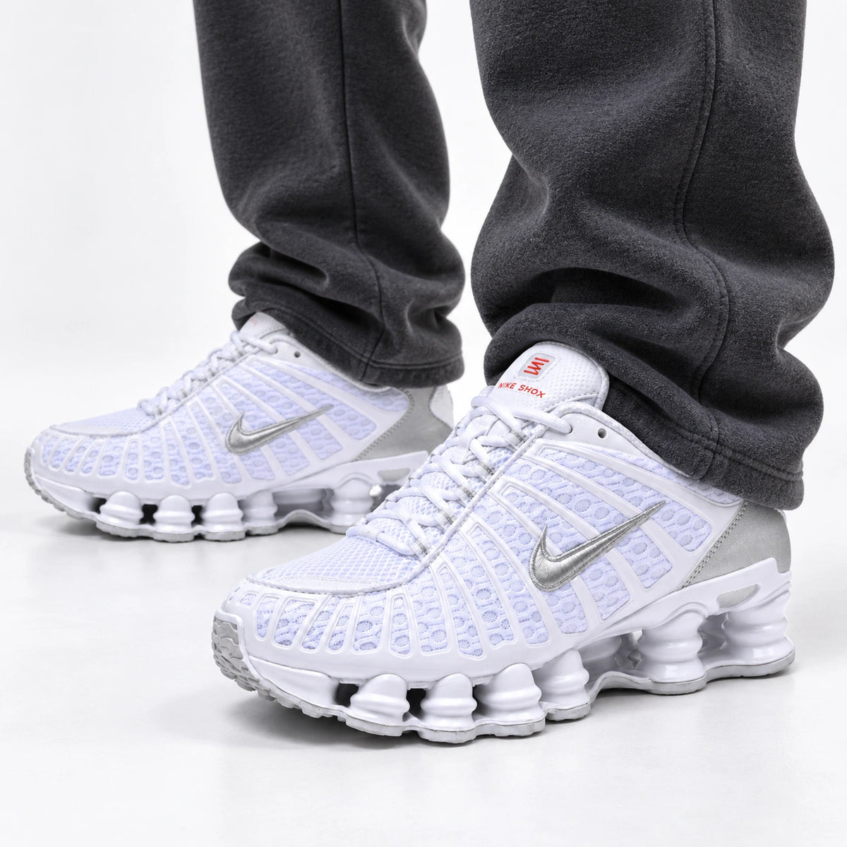 [color:Blanc-argent] Nike Shox TL | Porté