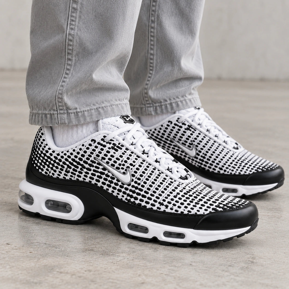 [color:Noir-gris] Nike Air Max Plus TN VII | Porté