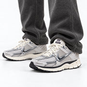 [color:Blanc-argent] Nike Zoom Vomero 5 | Porté