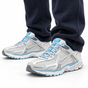 [color:Blanc-bleu ciel] Nike Zoom Vomero 5 | Porté