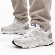 [color:Blanc-gris] Nike Zoom Vomero 5 | Porté