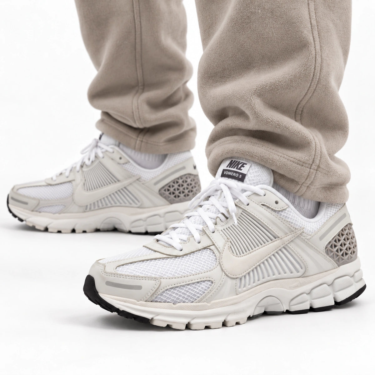 [color:Blanc-gris] Nike Zoom Vomero 5 | Porté