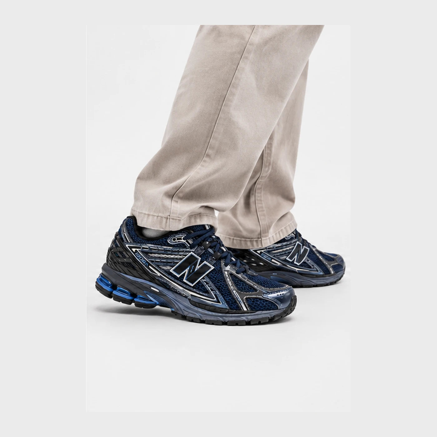 New Balance 1906R Bleu marine — Porté