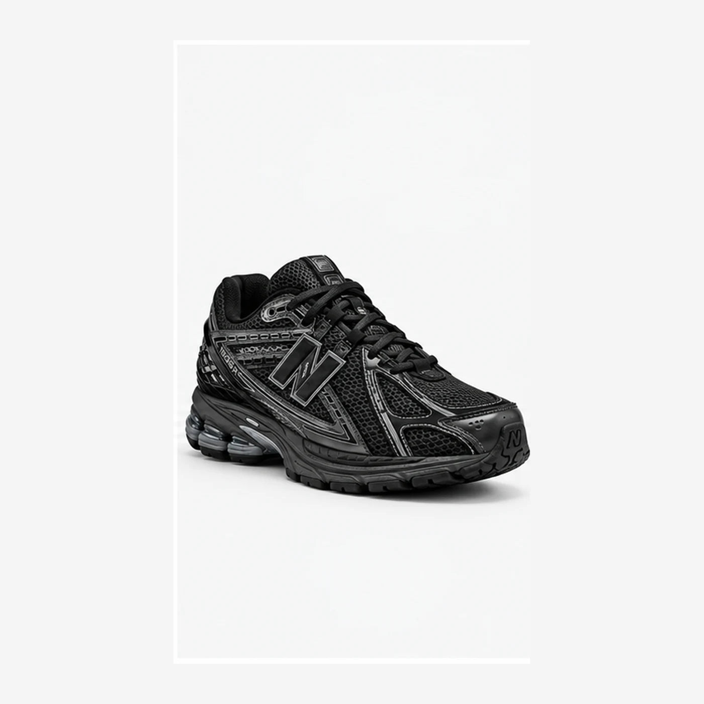 New Balance 1906R Triple Black — 3/4 avant