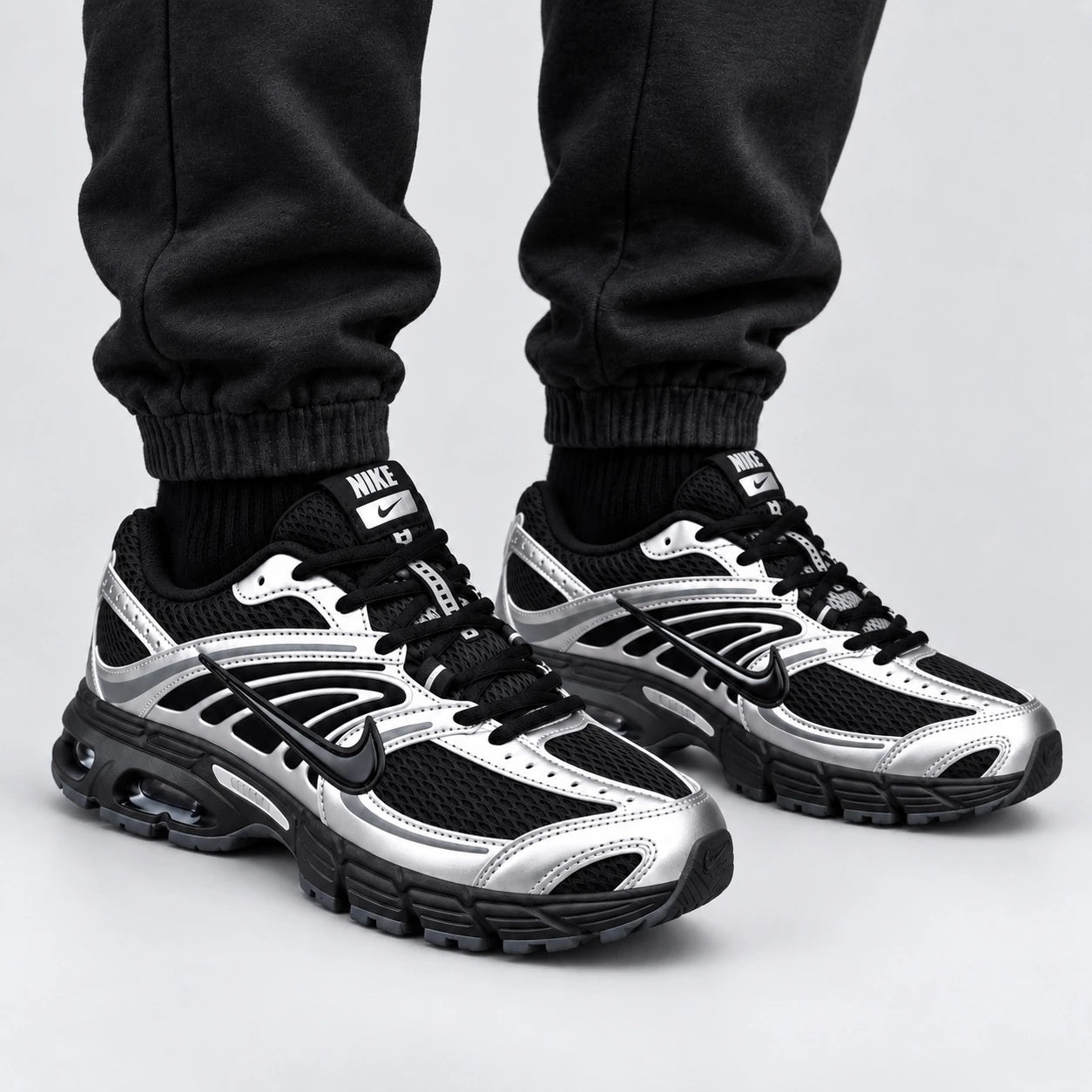 Nike Air Max Moto 2K Argent-noir — Porté