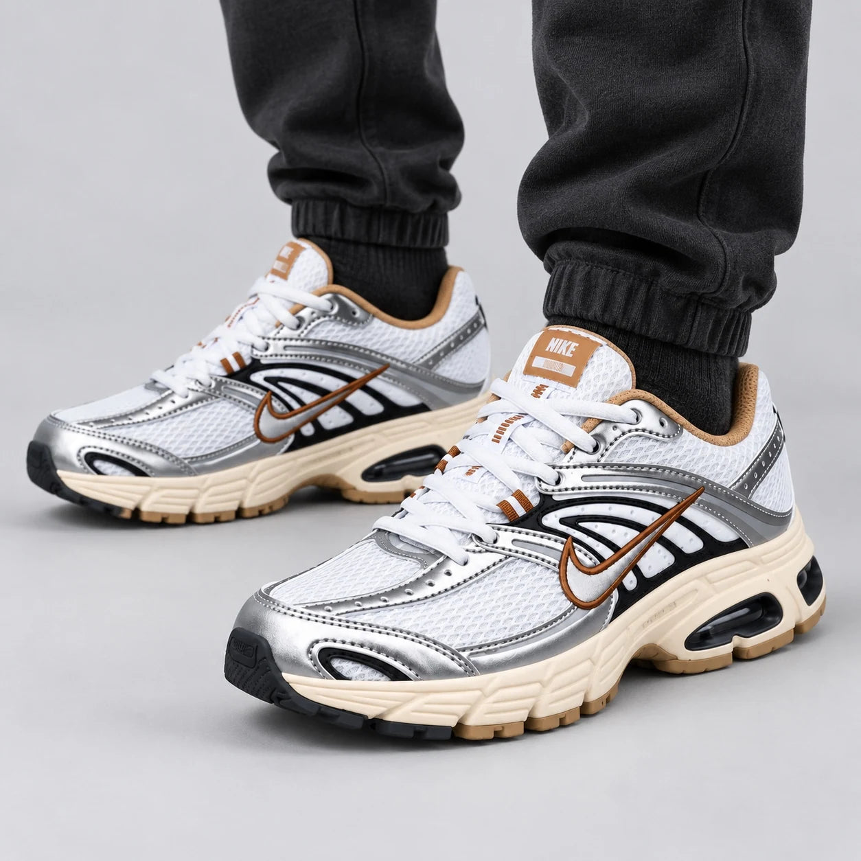 Nike Air Max Moto 2K Beige-marron — Porté