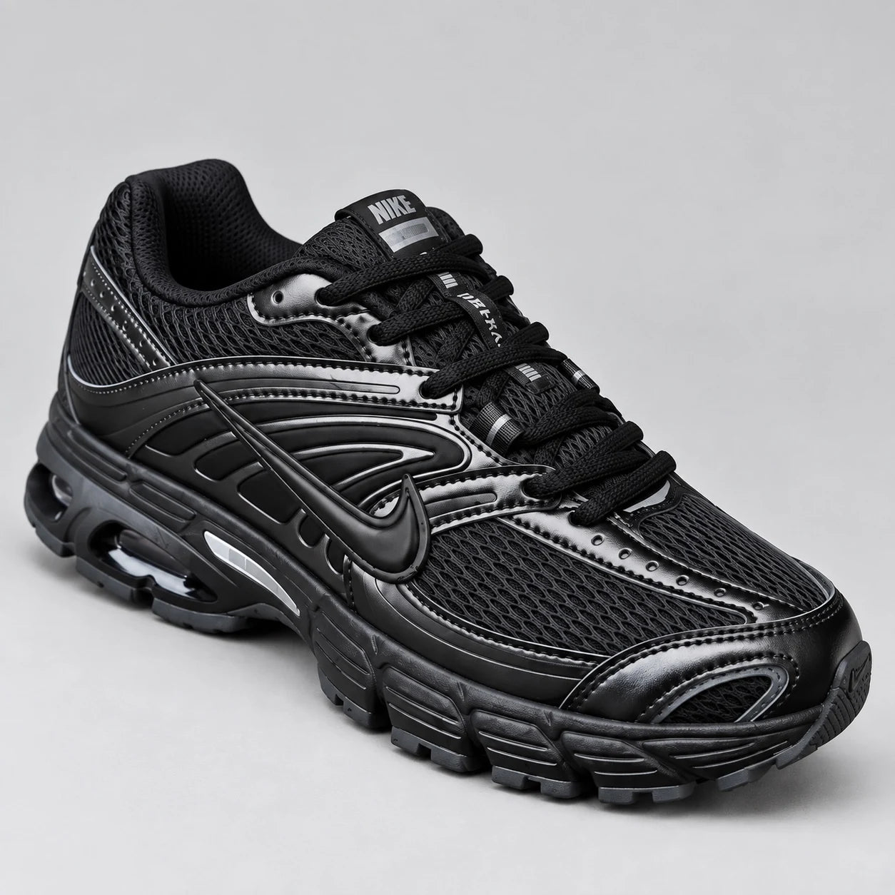 Nike Air Max Moto 2K Full Black — 3/4 avant