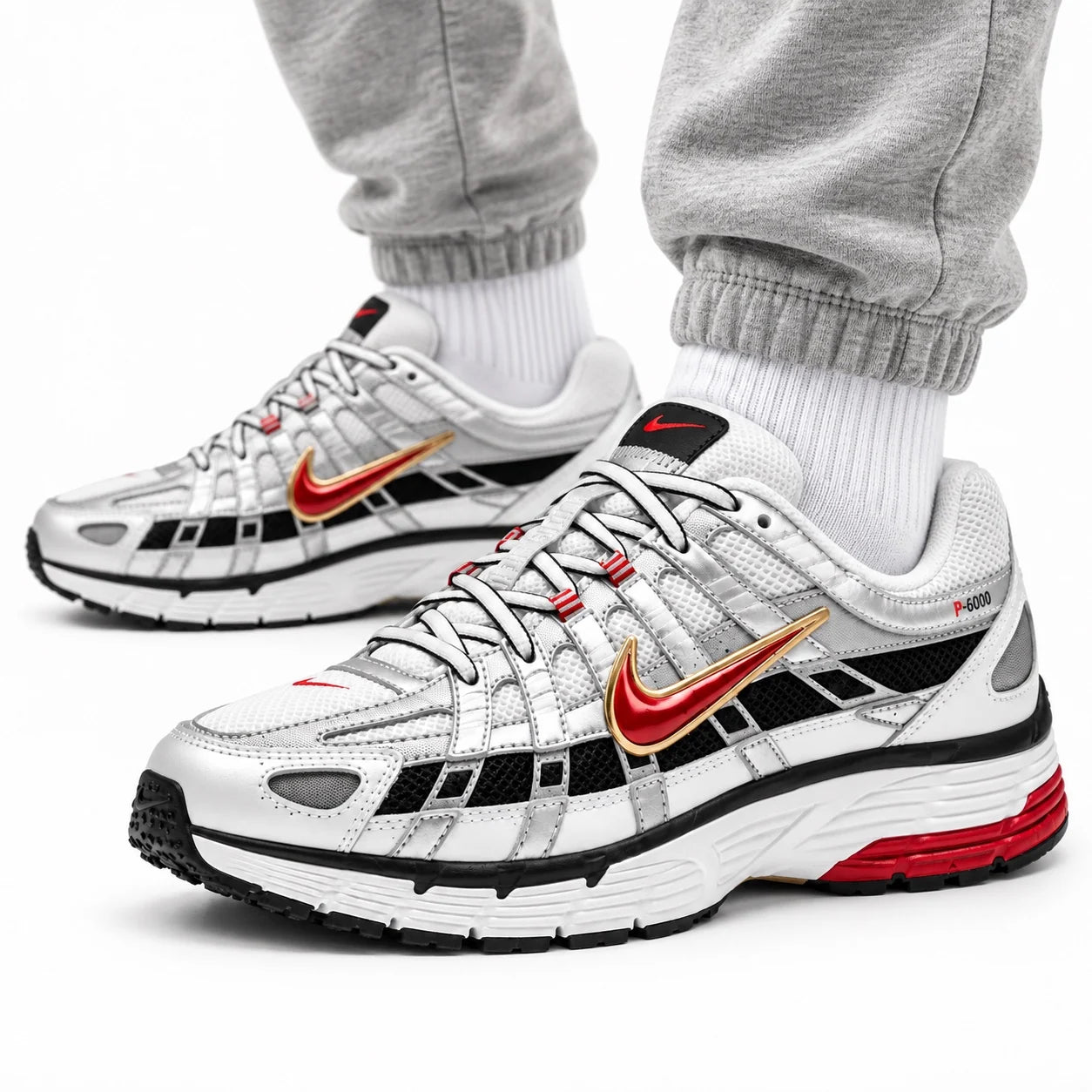 Nike P-6000 Argent-noir-rouge — Porté