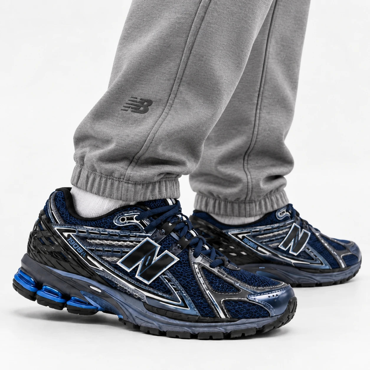 New Balance 1906R Bleu marine — Porté