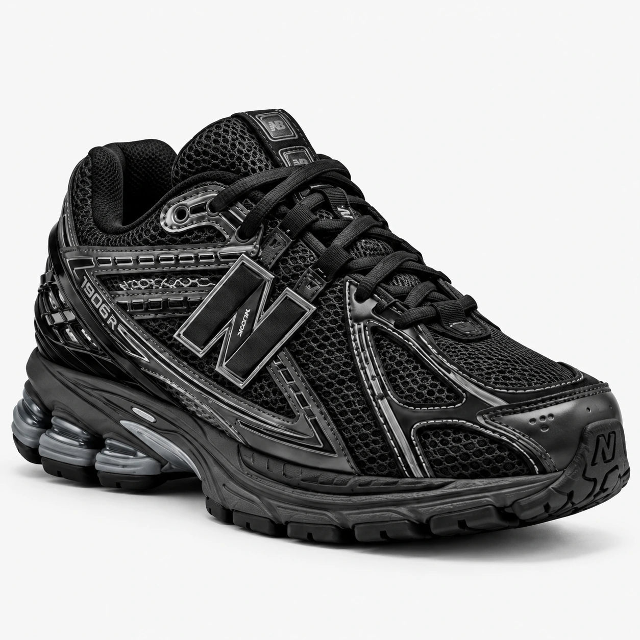 New Balance 1906R Triple Black — 3/4 avant