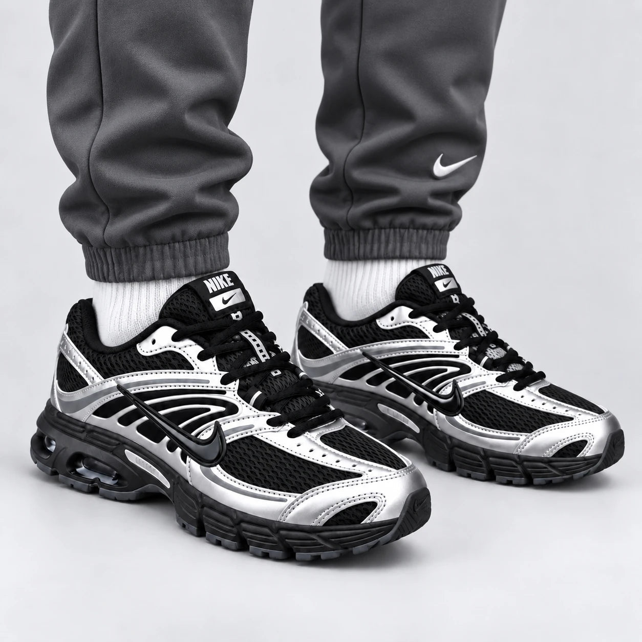 Nike Air Max Moto 2K Argent-noir — Porté