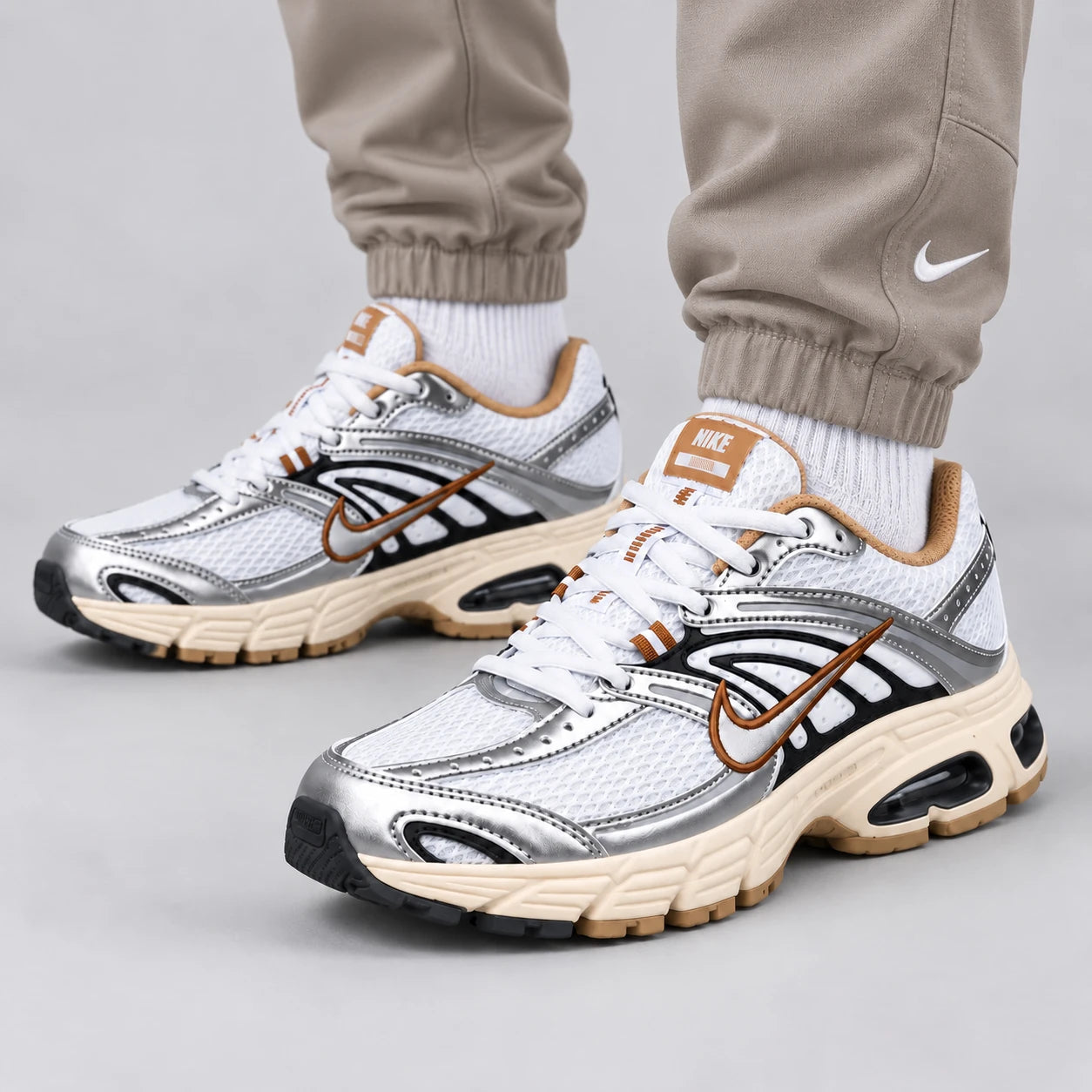 Nike Air Max Moto 2K Beige-marron — Porté