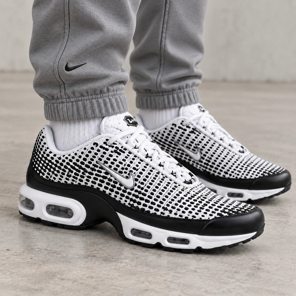 [color:Noir-gris] Nike Air Max Plus TN VII | Porté