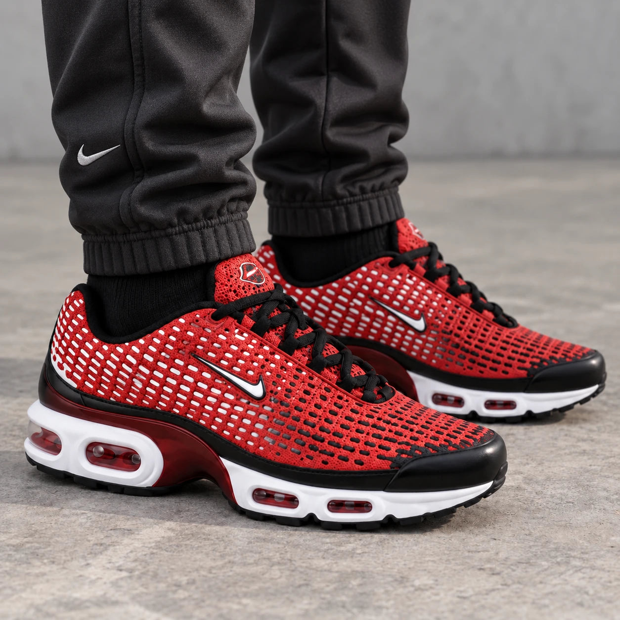 [color:Noir-rouge] Nike Air Max Plus TN VII | Porté