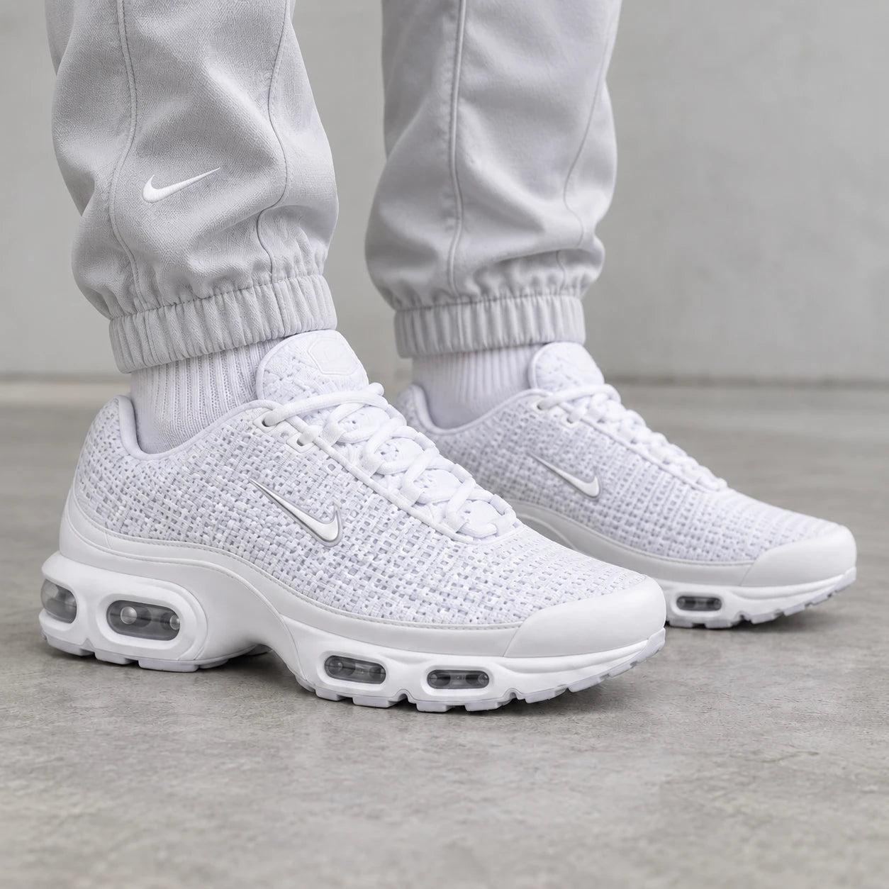 [color:Blanc] Nike Air Max Plus TN VII | Porté