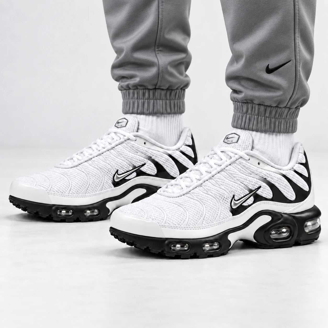 [color:Blanc / noir] Nike Air Max Plus TN | Porté