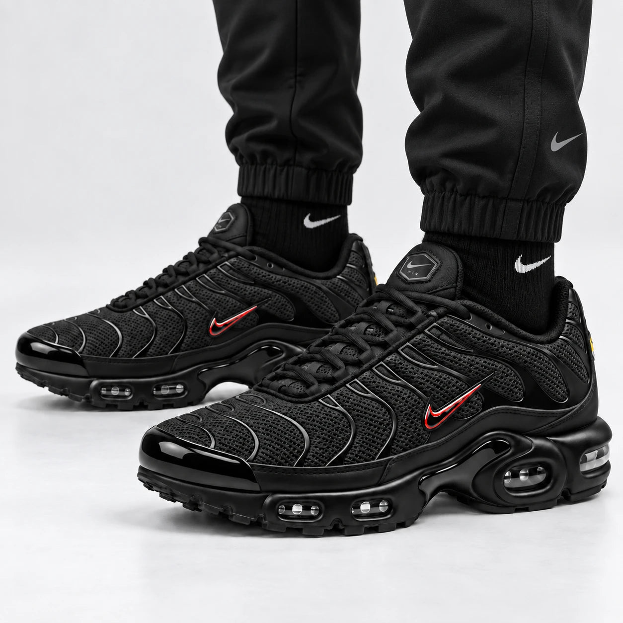 [color:Noir / Swoosh rouge] Nike Air Max Plus TN | Porté