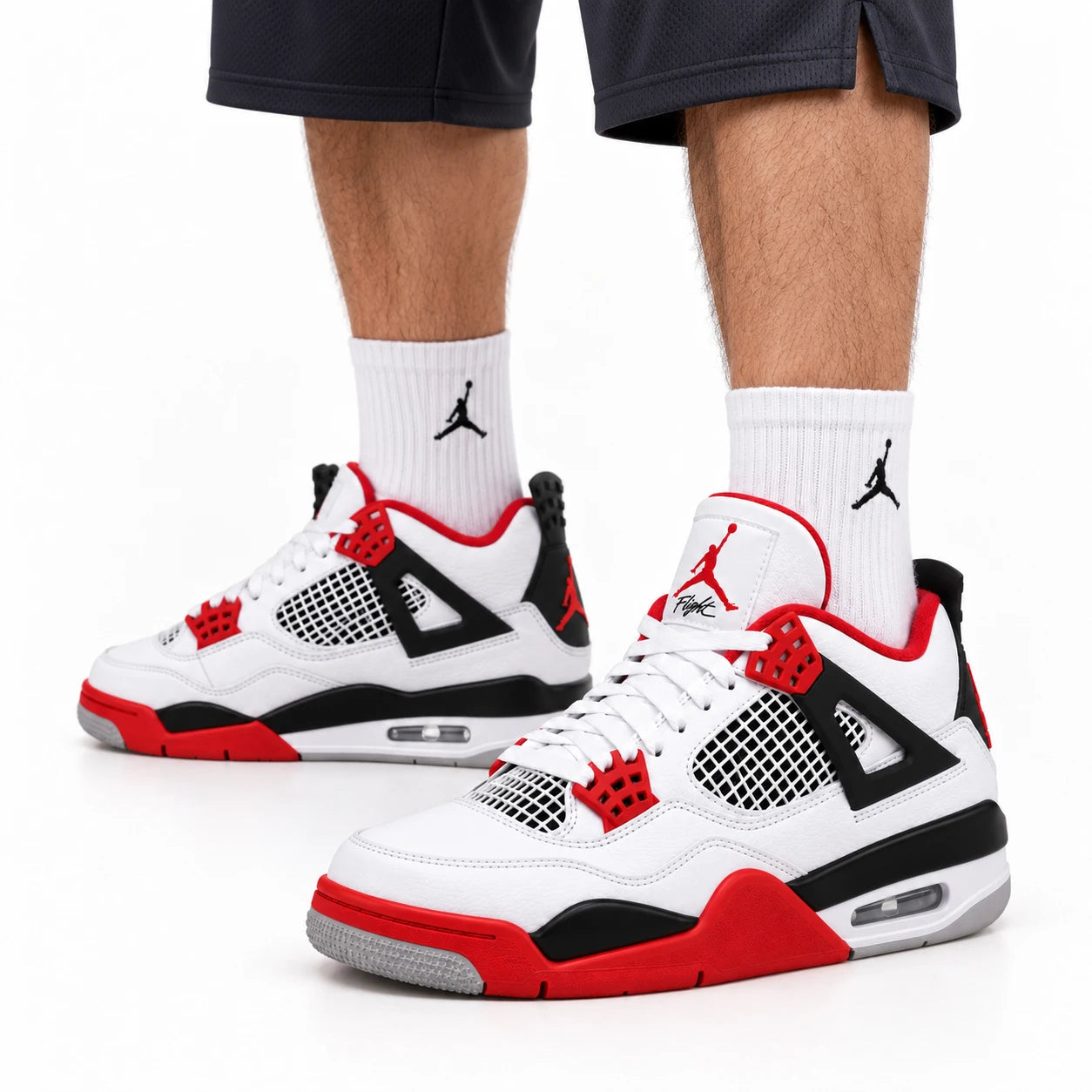 Air Jordan 4 Retro | Blanc / noir / rouge | Porté
