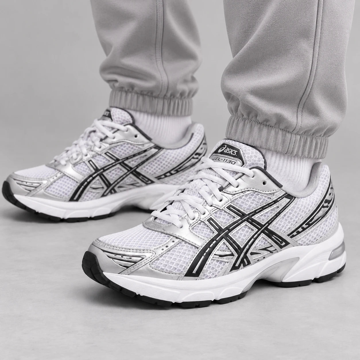 ASICS GEL-1130 | Argent-noir | Porté
