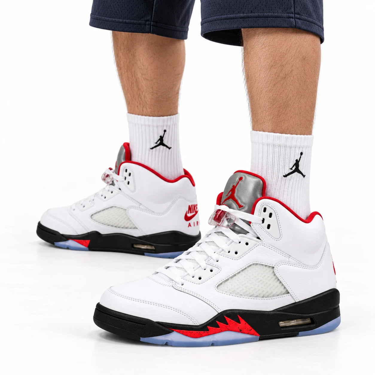 Air Jordan 5 Retro | Blanc / rouge — semelle noire | Porté
